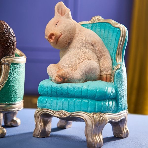 Hovedbilde Gris som tar en lur i en lenestol