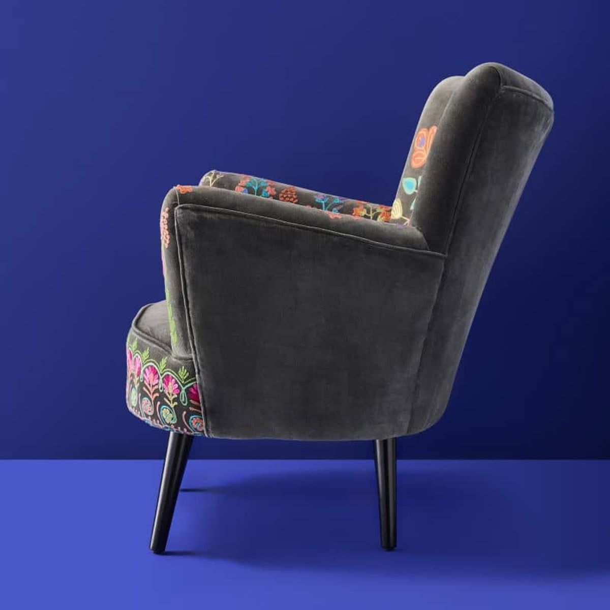 Lotte lenestol hand embroidered Werns