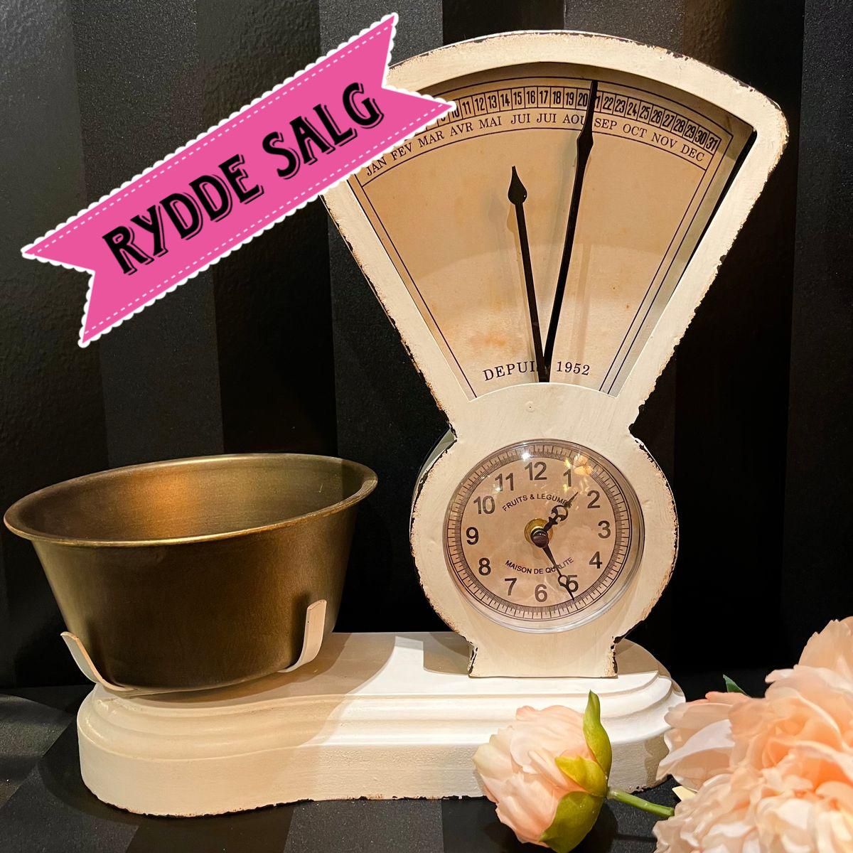 Bordklokke og kalender i form av retro kjøkkenvekt