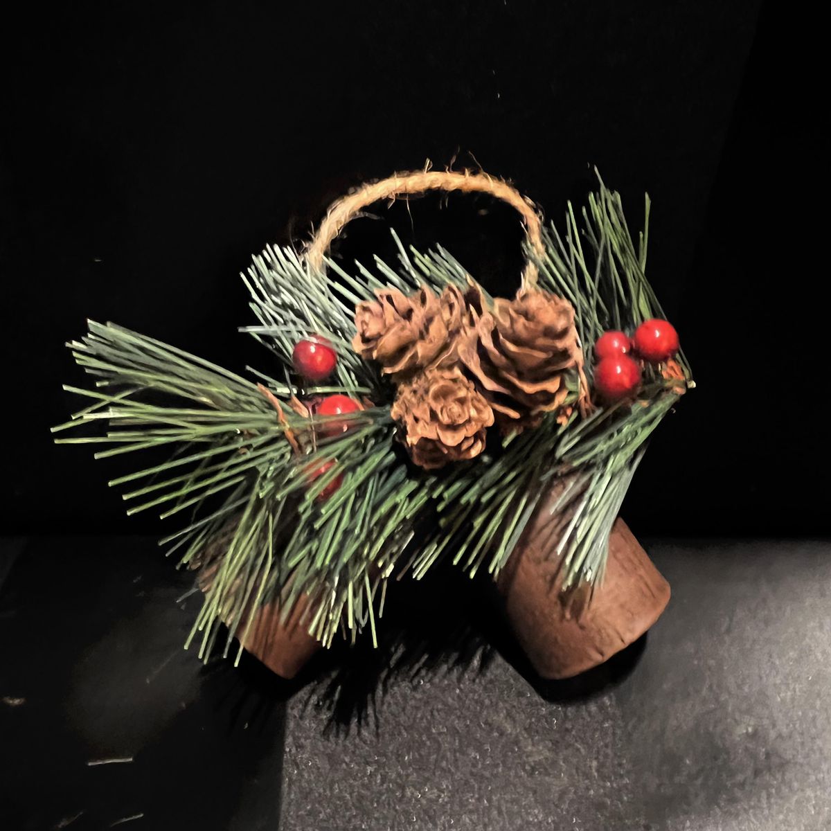 Julepynt med kongler og bjeller