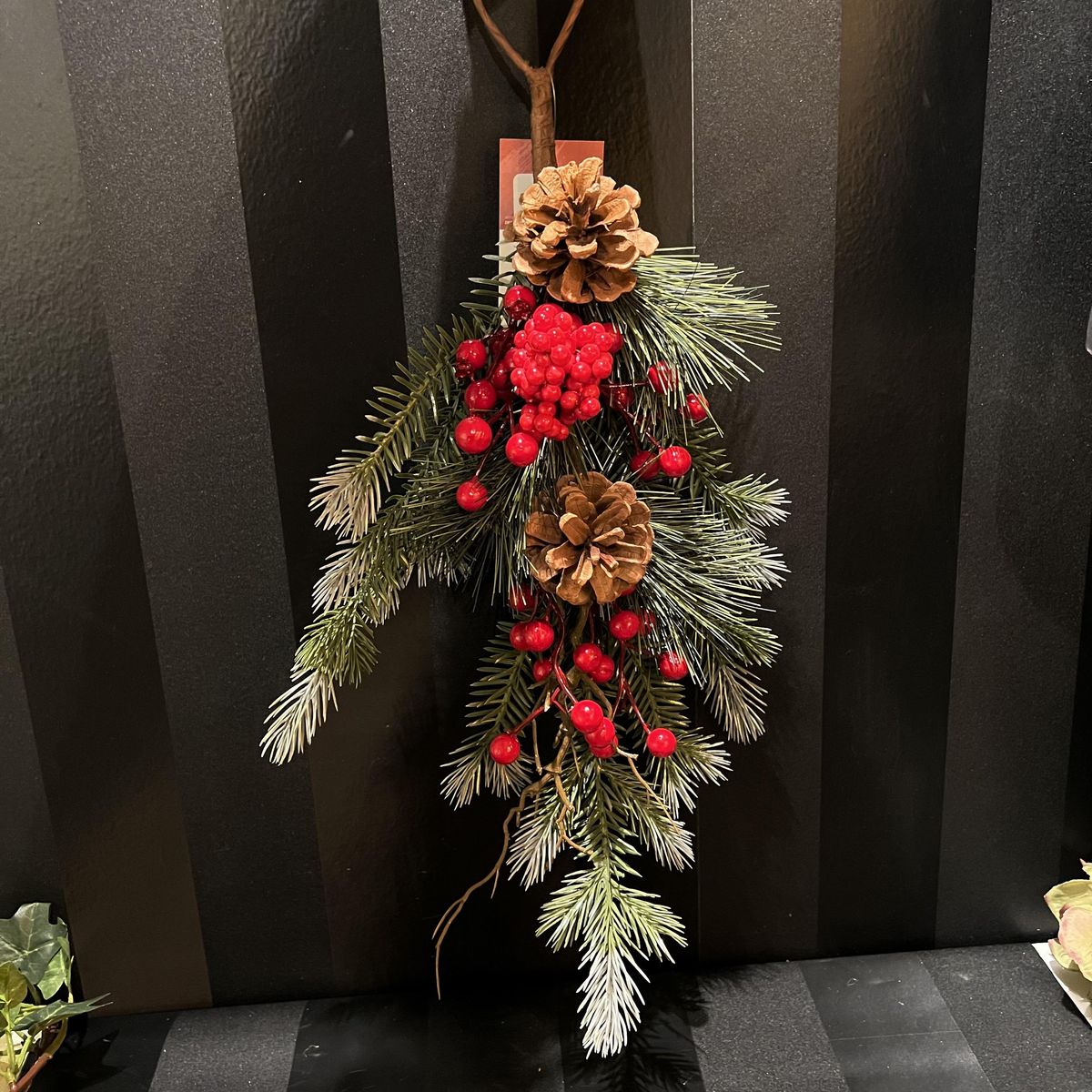 Julepynt med kongler og bær, 50cm