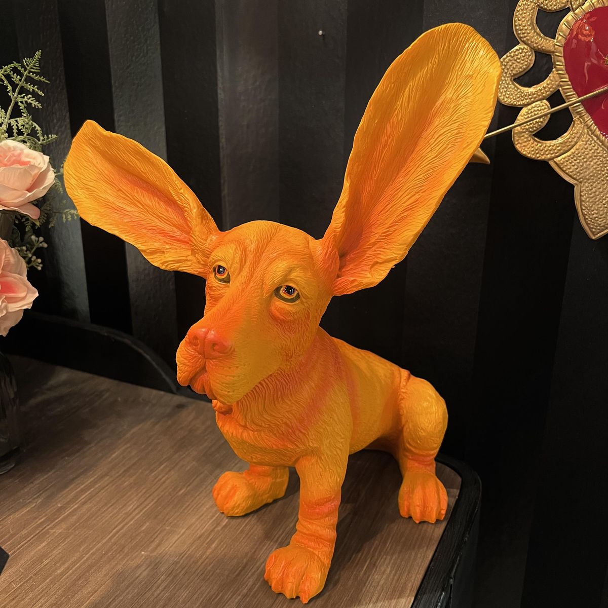 Atomic Orange Basset Hund figur