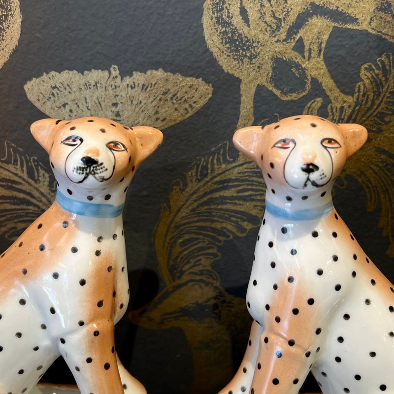 Sett med leopard figurer